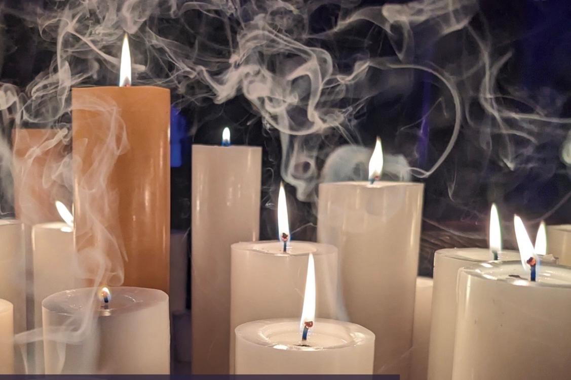 Rauchende Kerzen, Logo der Stadtpfarrkirche St. Dionysius, Text 