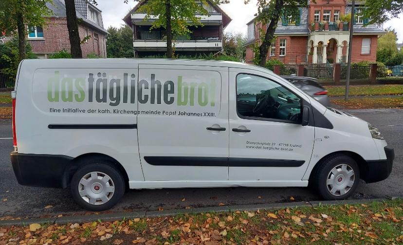 Transporter mit Logo der Initative das tägliche brot in grüner und grauer Schrift (c) N.W.