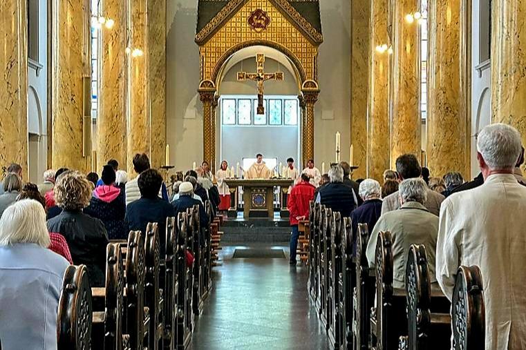 Hl. Messe: sonntags um 10.00, 11.30 und 18.00, werktags um 10.00 in der Stadtpfarrkirche St. Dionysius