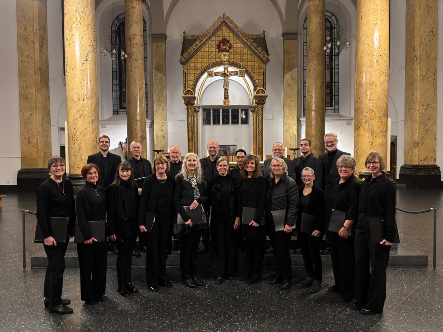 Das Vokalensemble St. Dionysius vor der Altarinsel (c) NP