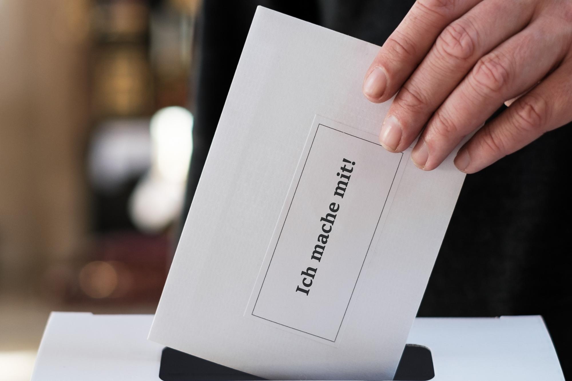 Umschlag in Wahlurne