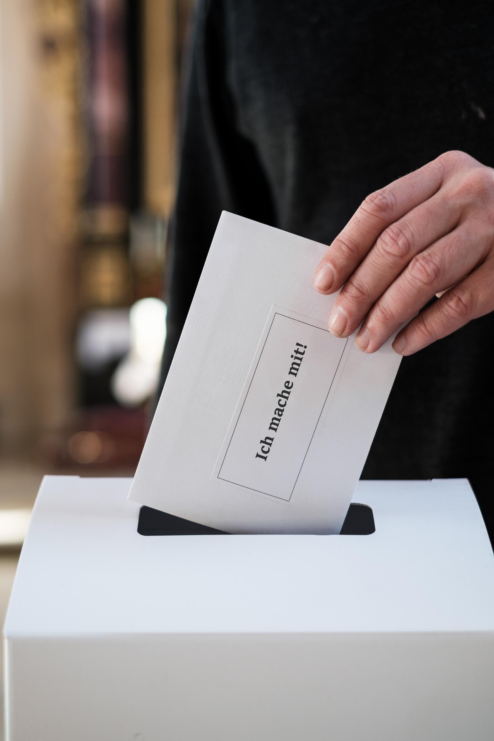 Umschlag in Wahlurne