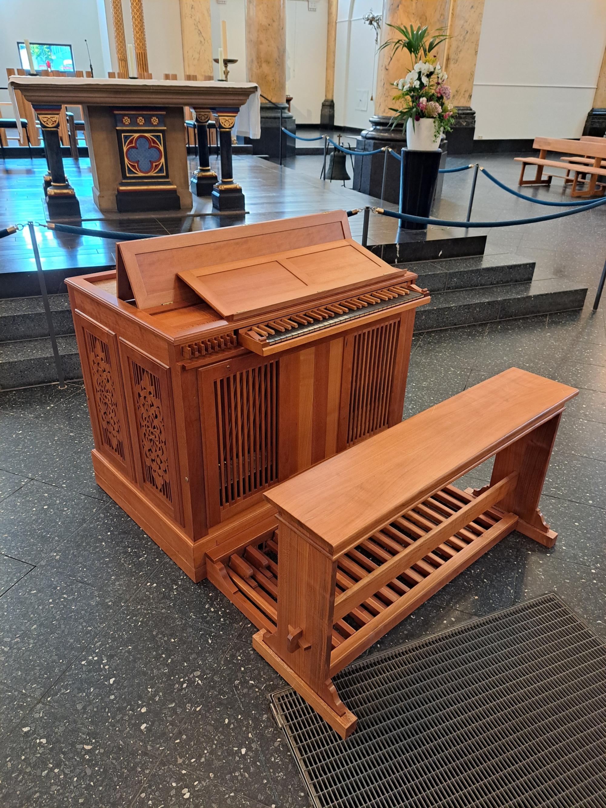 Truhenorgel vor den Altarstufen