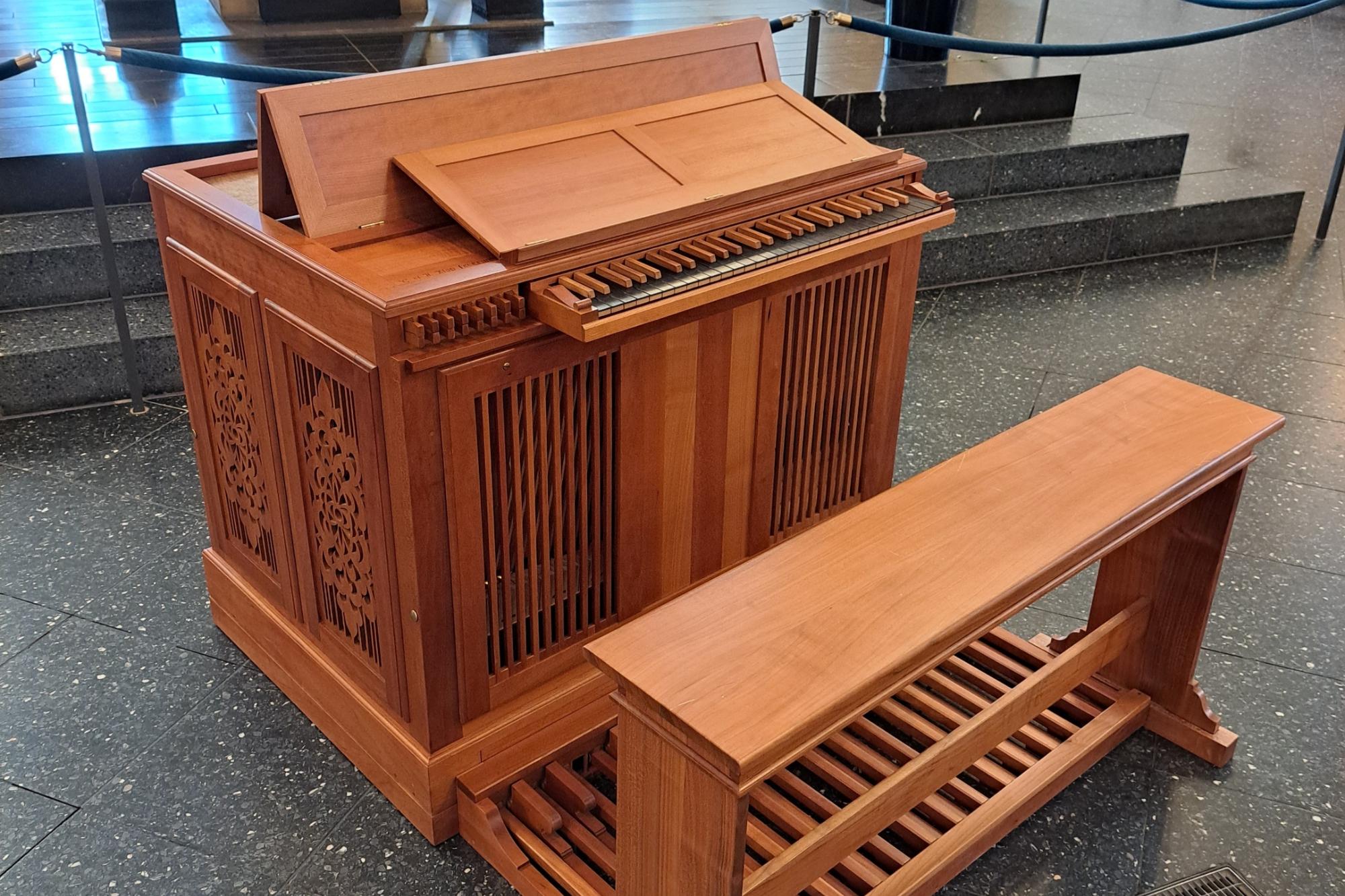 Truhenorgel vor den Altarstufen